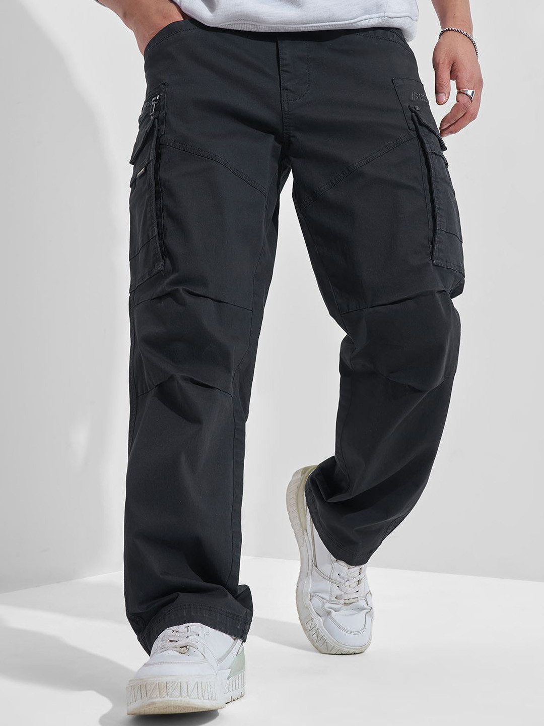 HIGHLANDER Men Relaxed Fit Mid-Rise Cargos Trousers