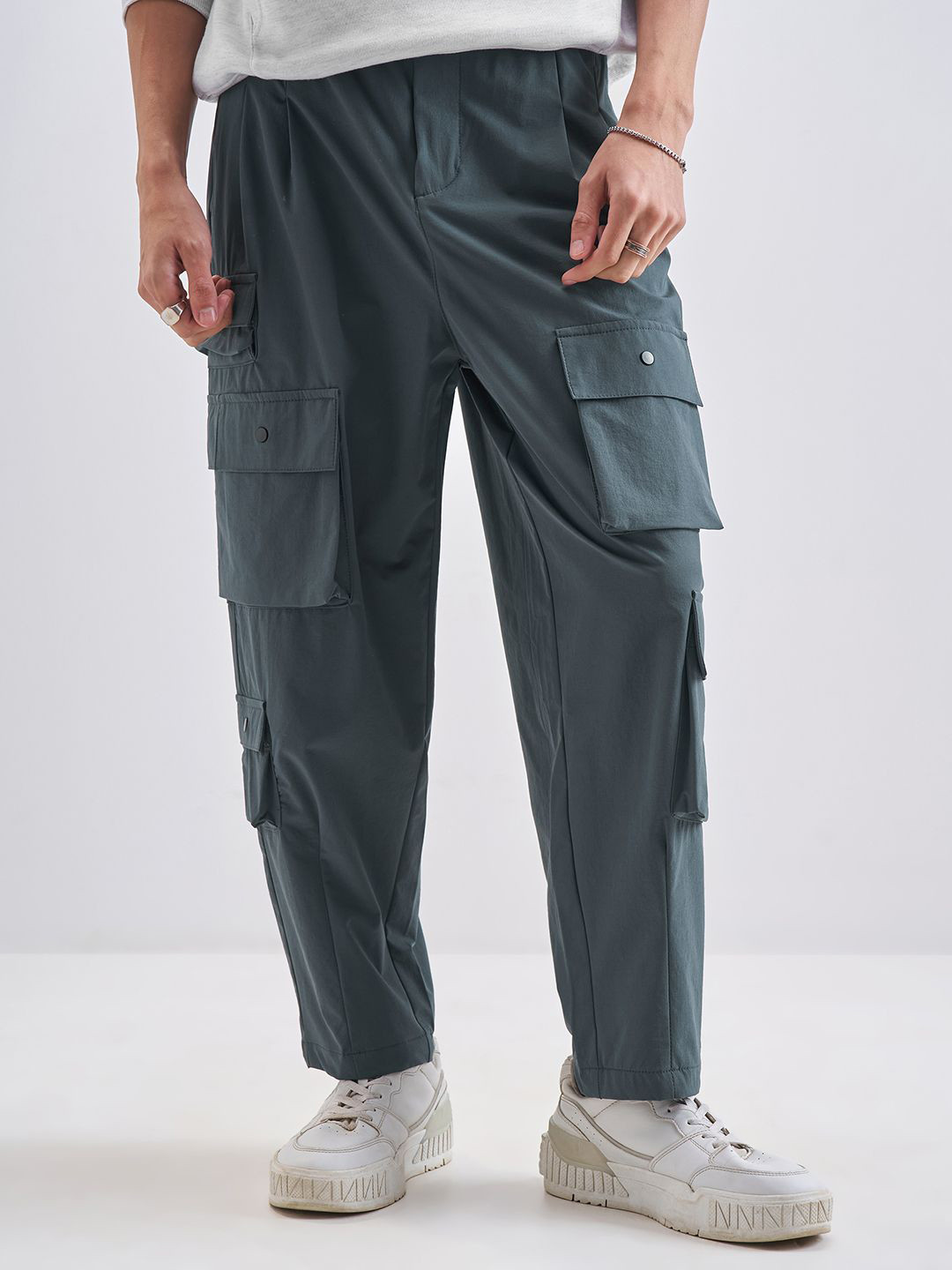 HIGHLANDER Men Loose Fit Mid-Rise Cargos Trousers
