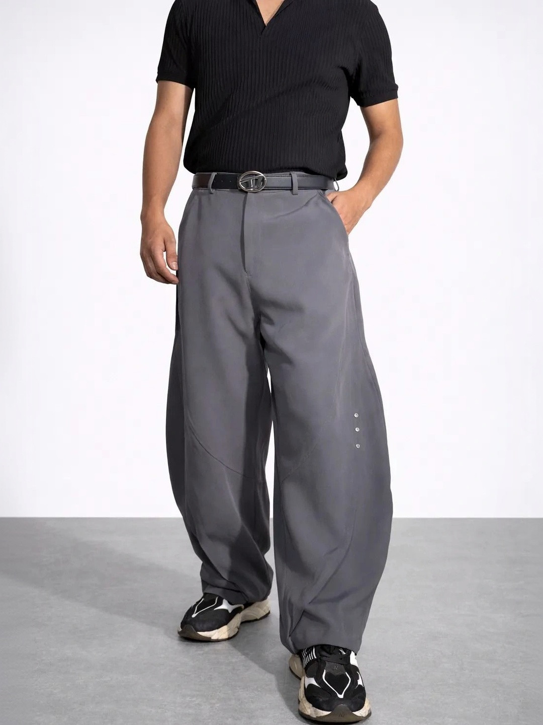 Off Duty India Men Barrel-Fit Mid-Rise Trousers