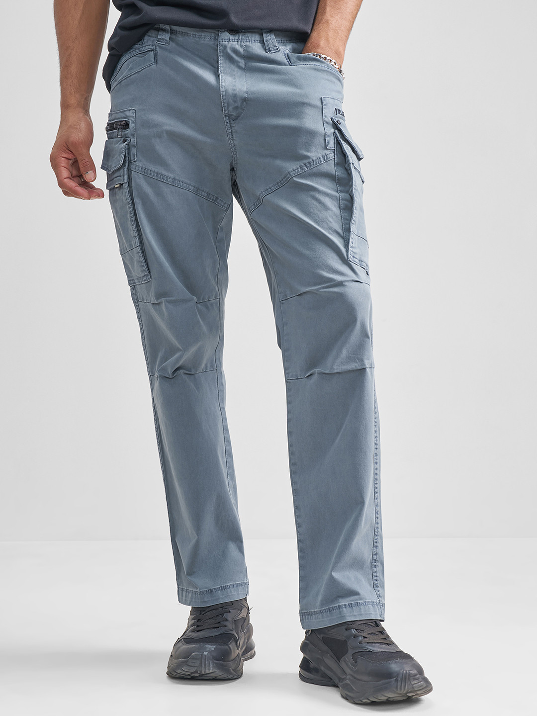 HIGHLANDER Men Solid Relaxed Fit Mid-Rise Cargos Trousers