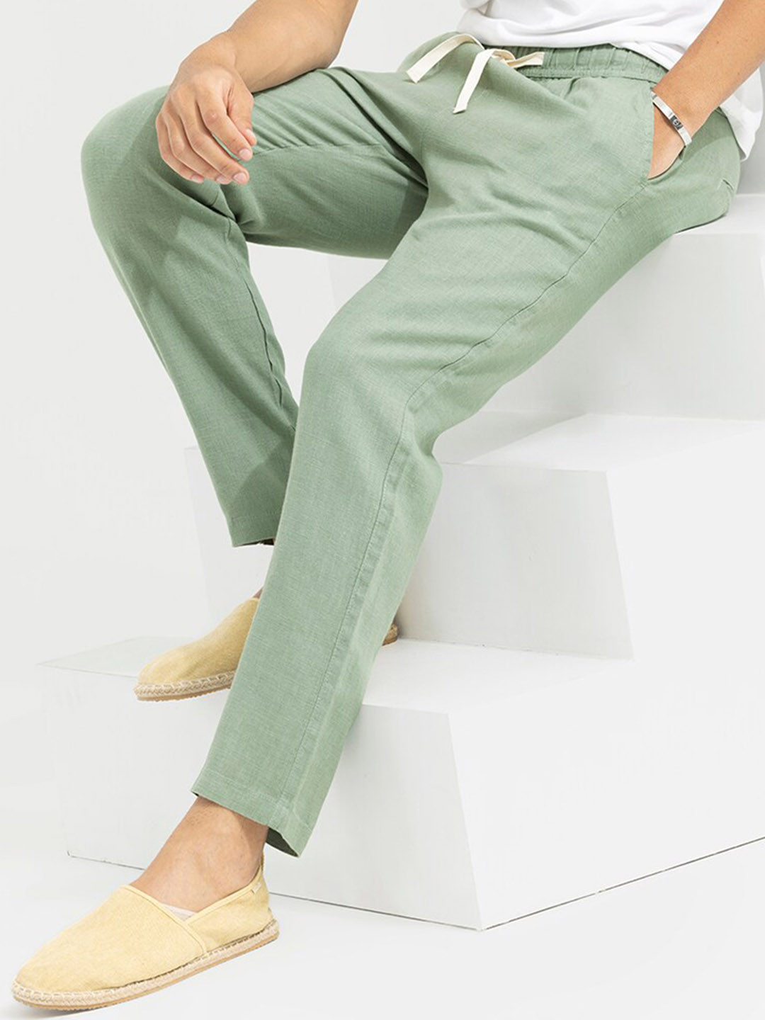 Snitch Men Green Relaxed Straight Fit Linen Pleated Trousers