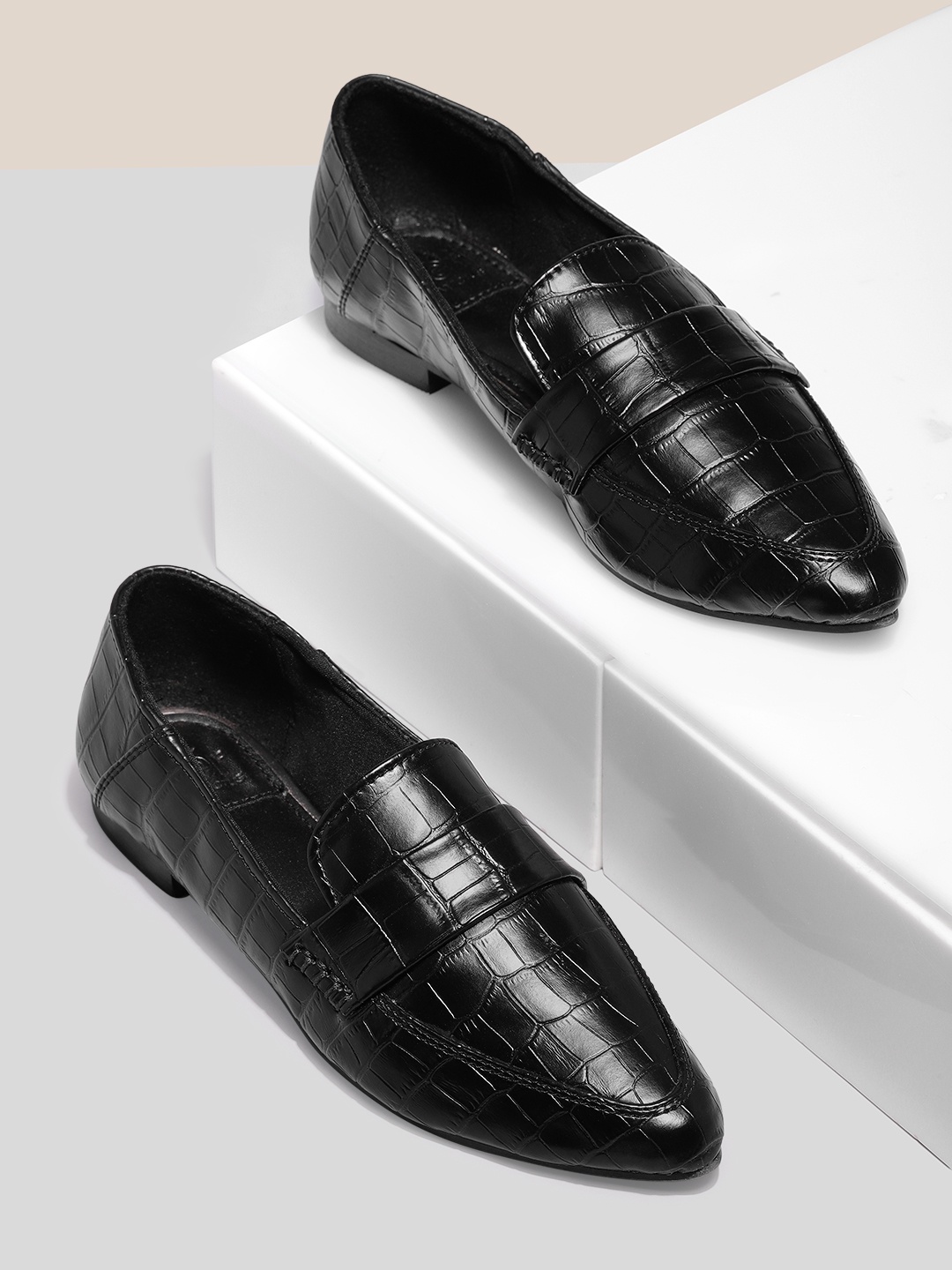 

her by invictus Women Black Textured Cushioned Flats