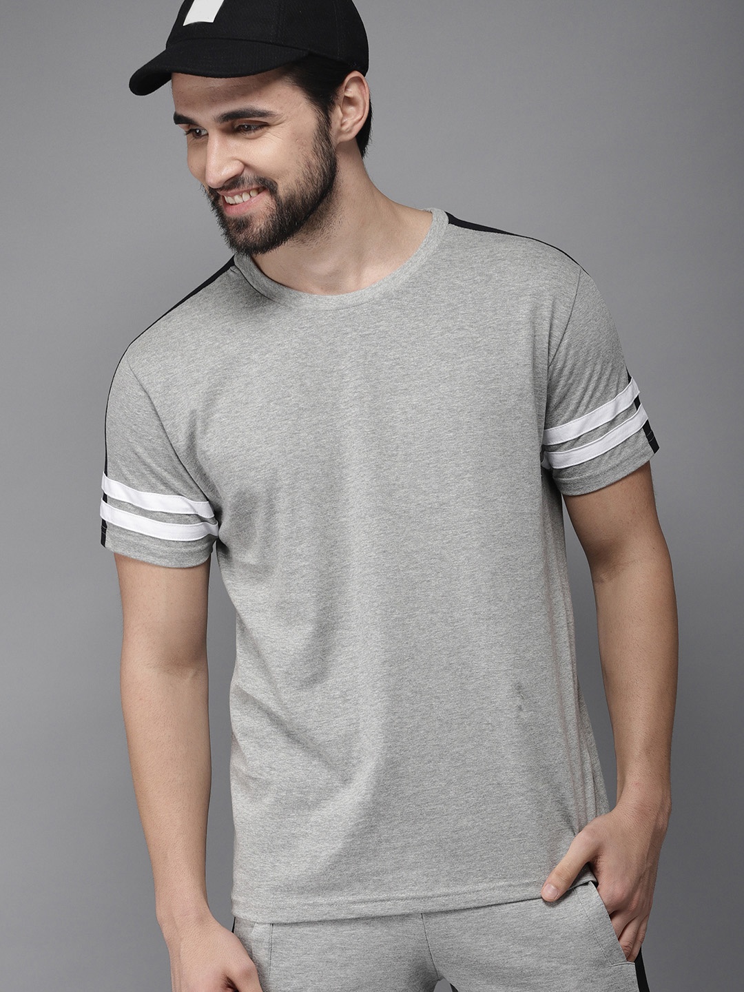 

HERE&NOW Men Grey Solid Round Neck T-shirt