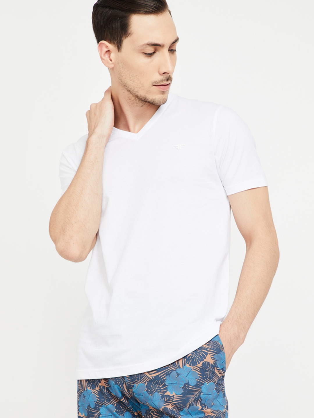 

Fame Forever by Lifestyle Men White Solid V-Neck T-shirt