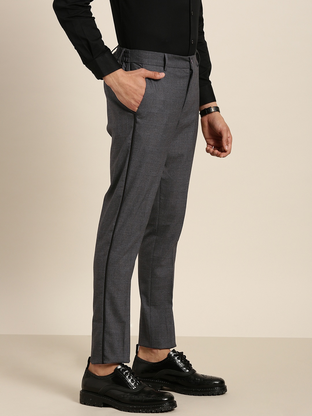 

INVICTUS Men Grey Slim Fit Self Design Regular Trousers