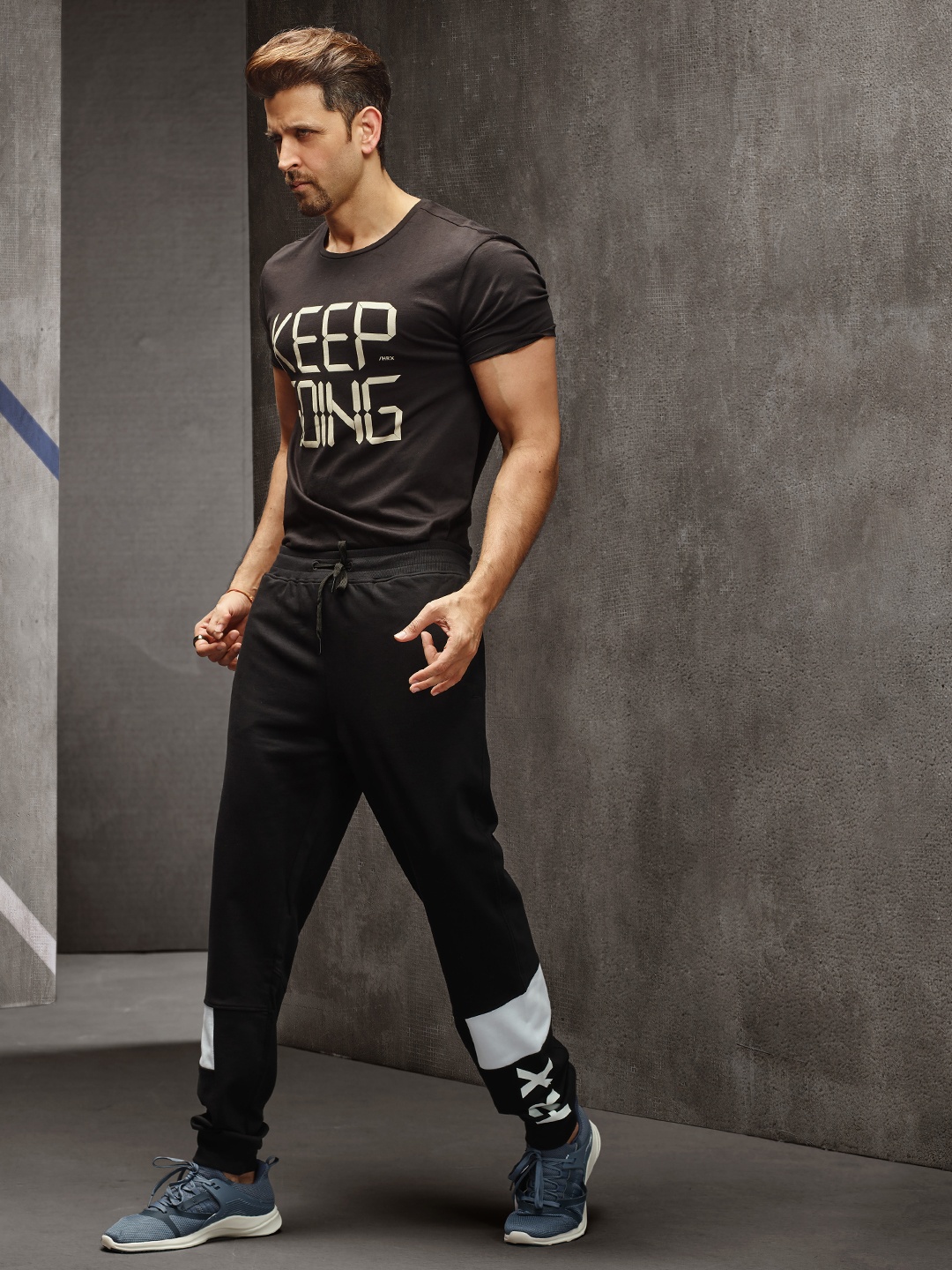 

HRX by Hrithik Roshan Men Black Solid Slim Fit Training Joggers