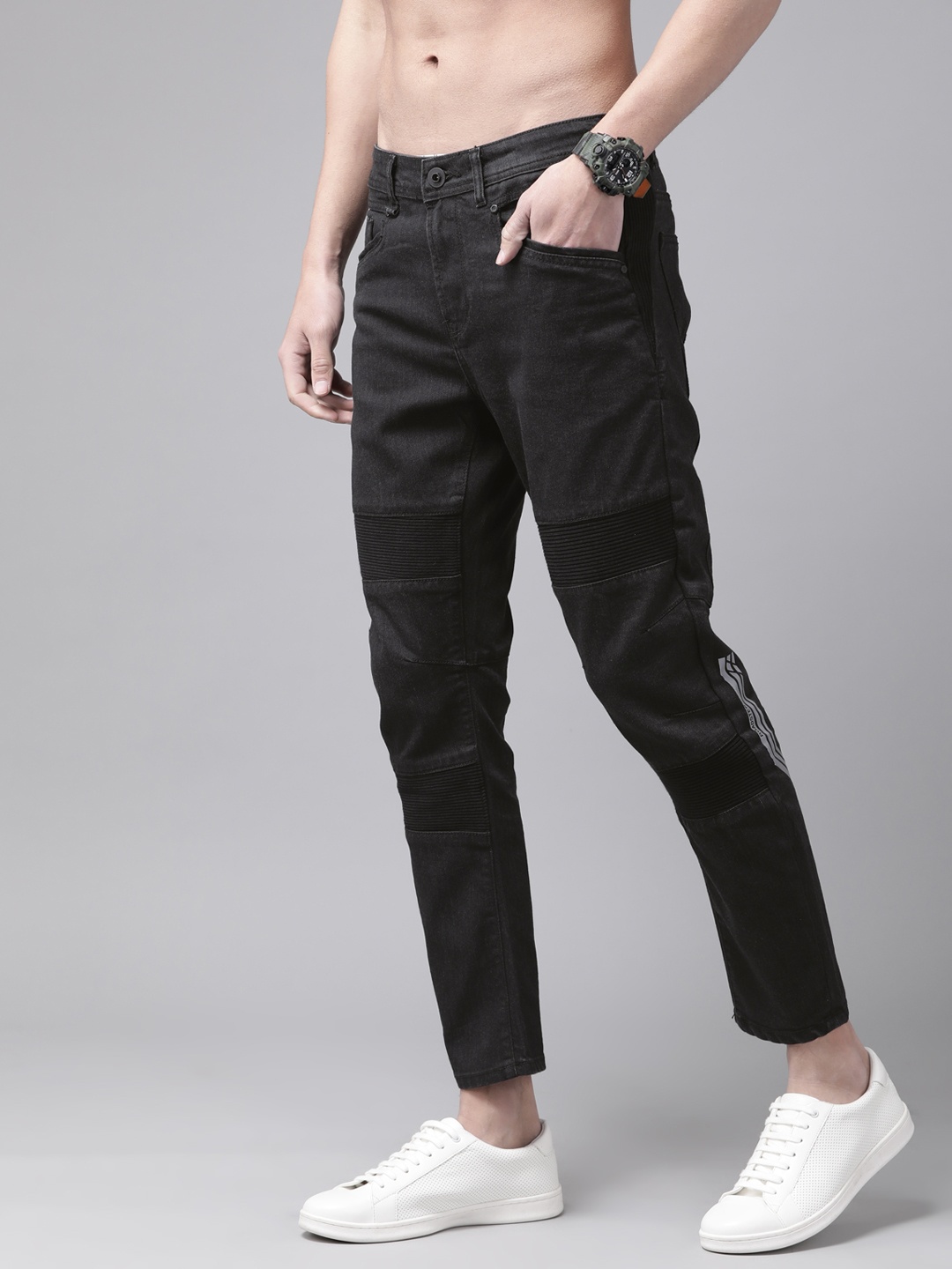 

The Roadster Lifestyle Co Men Black Carrot Fit Panelled Stretchable Jeans