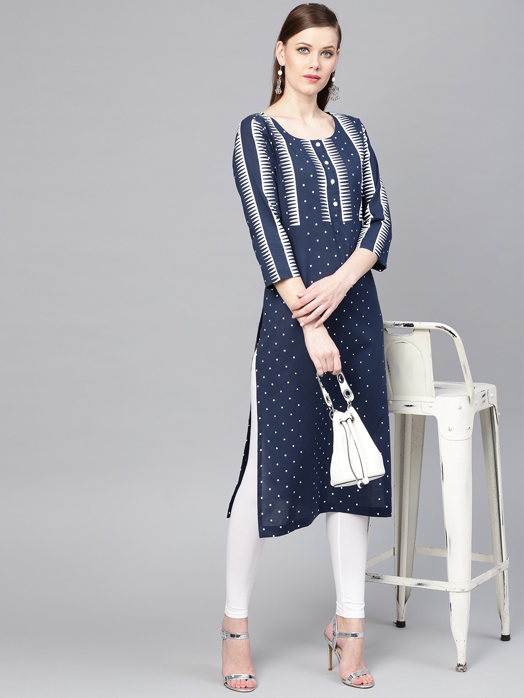 

Varanga Women Navy Blue & White Printed Straight Kurta