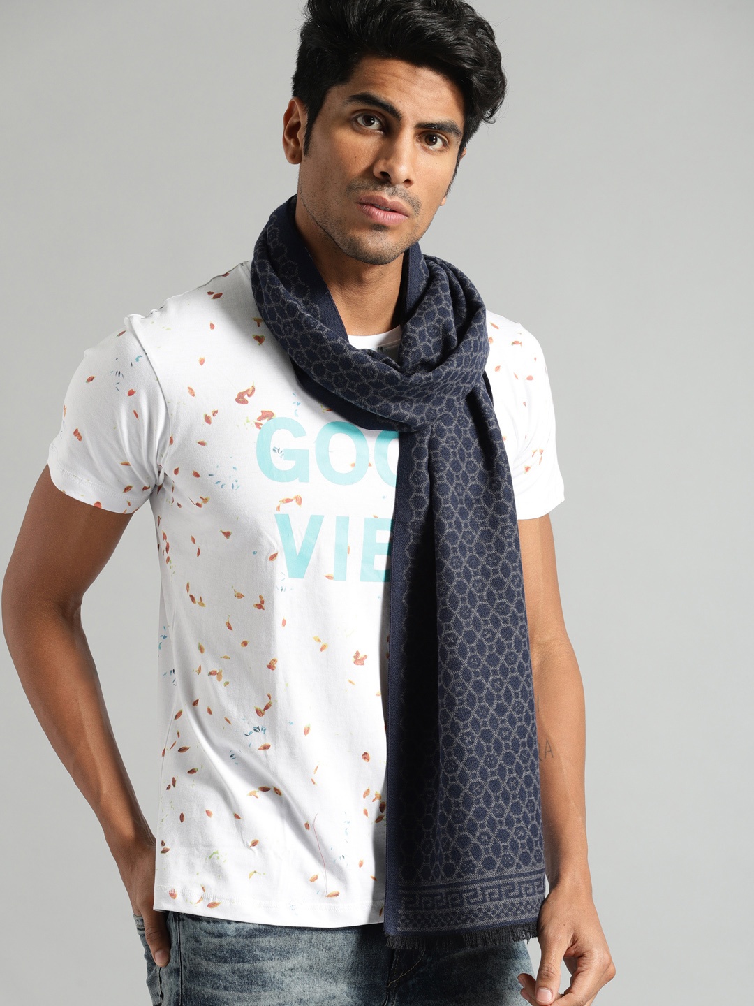 

The Roadster Lifestyle Co Unisex Navy Blue & Grey Self Design Scarf