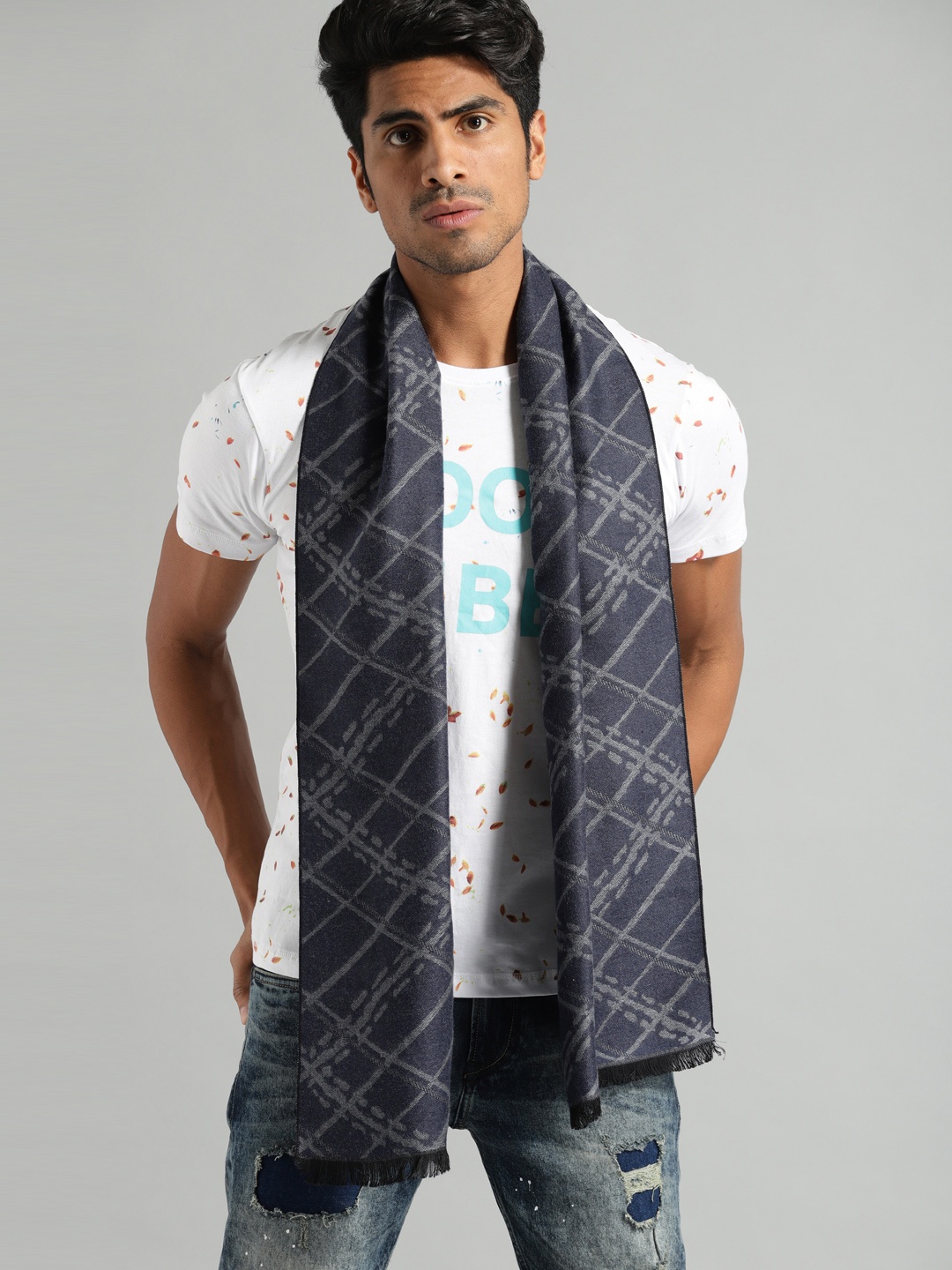 

The Roadster Lifestyle Co Unisex Navy Blue & Grey Checked Scarf