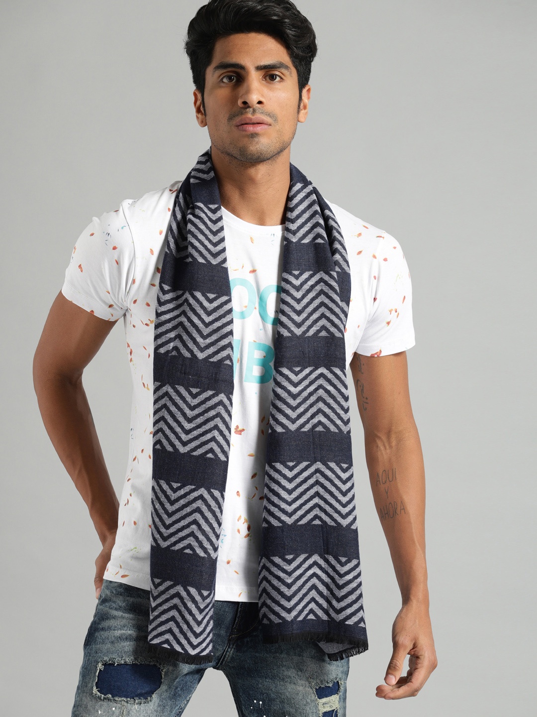 

The Roadster Lifestyle Co Unisex Navy Blue & White Striped Acrylic Scarf