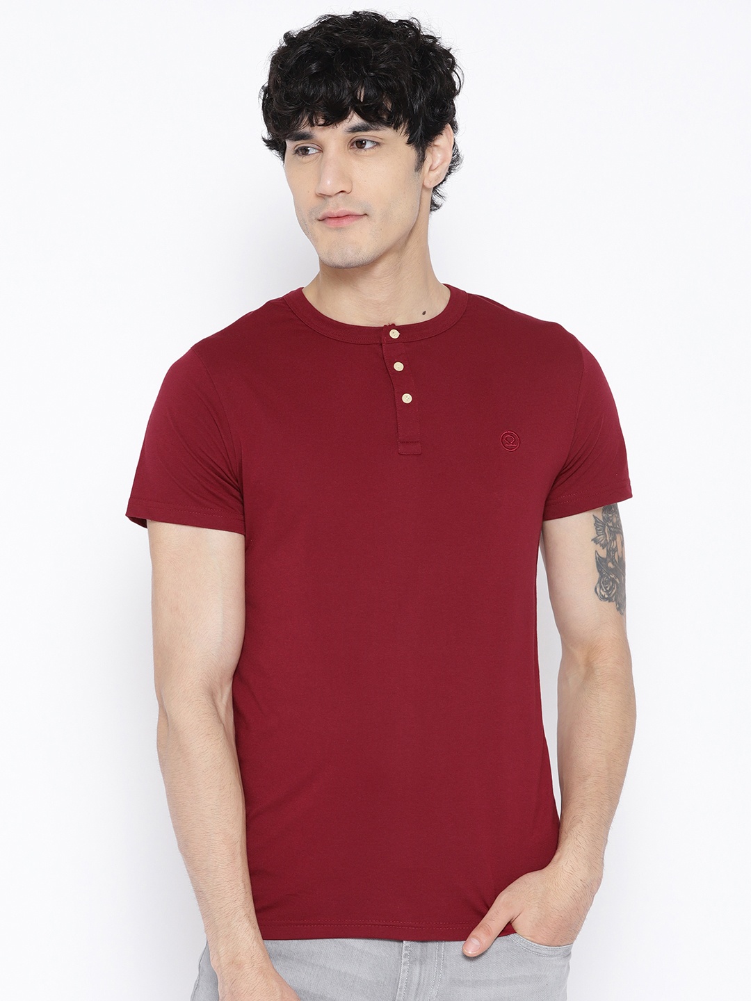 

CHKOKKO Men Maroon Solid Henley Neck T-shirt