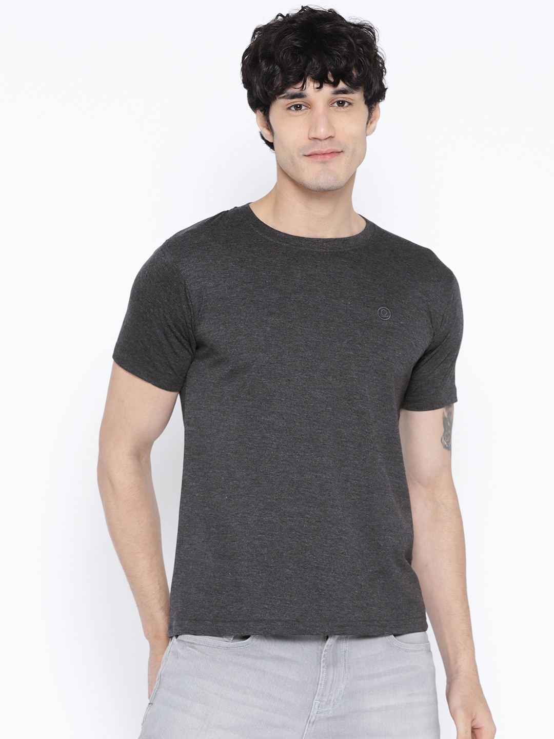 

CHKOKKO Men Charcoal Grey Solid Round Neck T-shirt