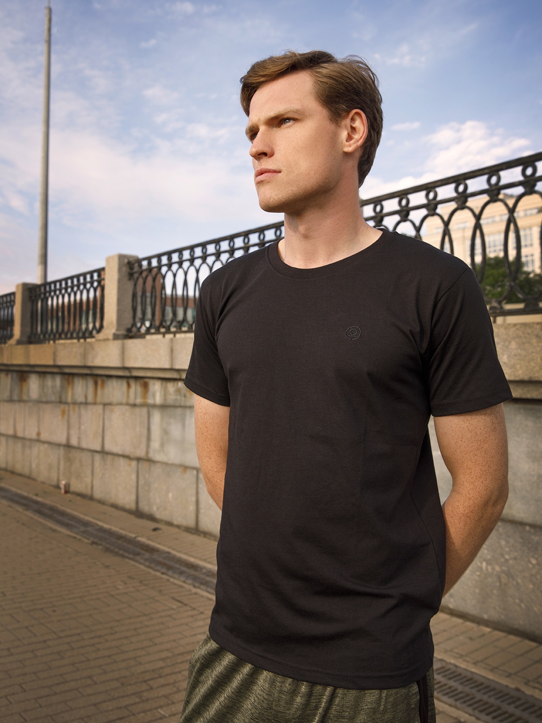 

Chkokko Men Black Solid Round Neck T-shirt
