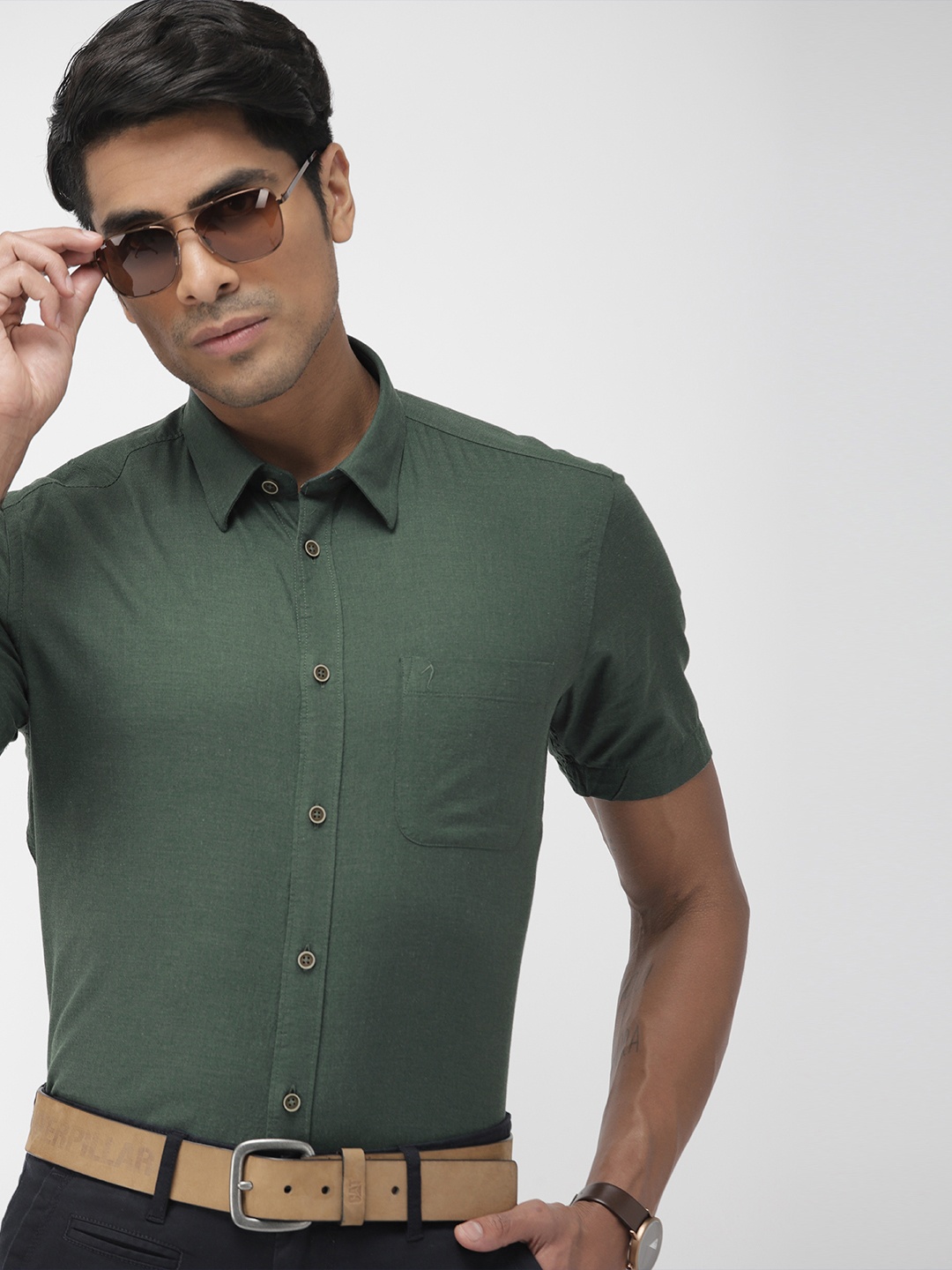 

Indian Terrain Men Olive Green Slim Fit Solid Smart Casual Shirt