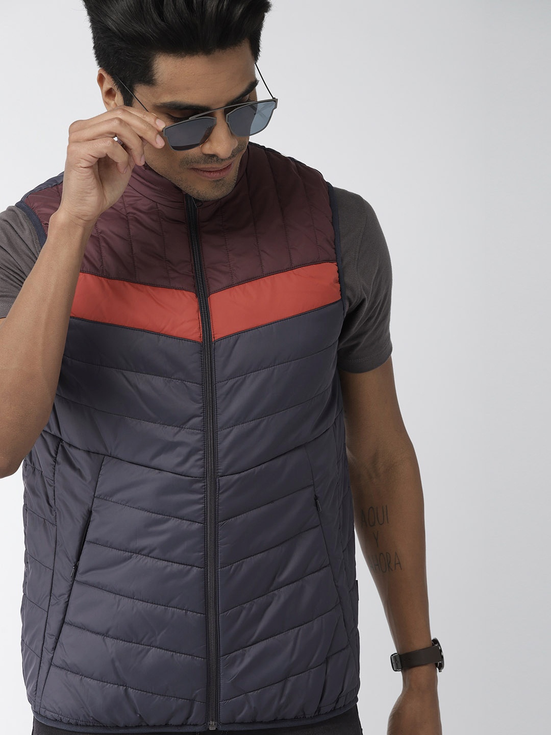 

Indian Terrain Men Navy Blue & Burgundy Colourblocked Insulator Puffer Jacket
