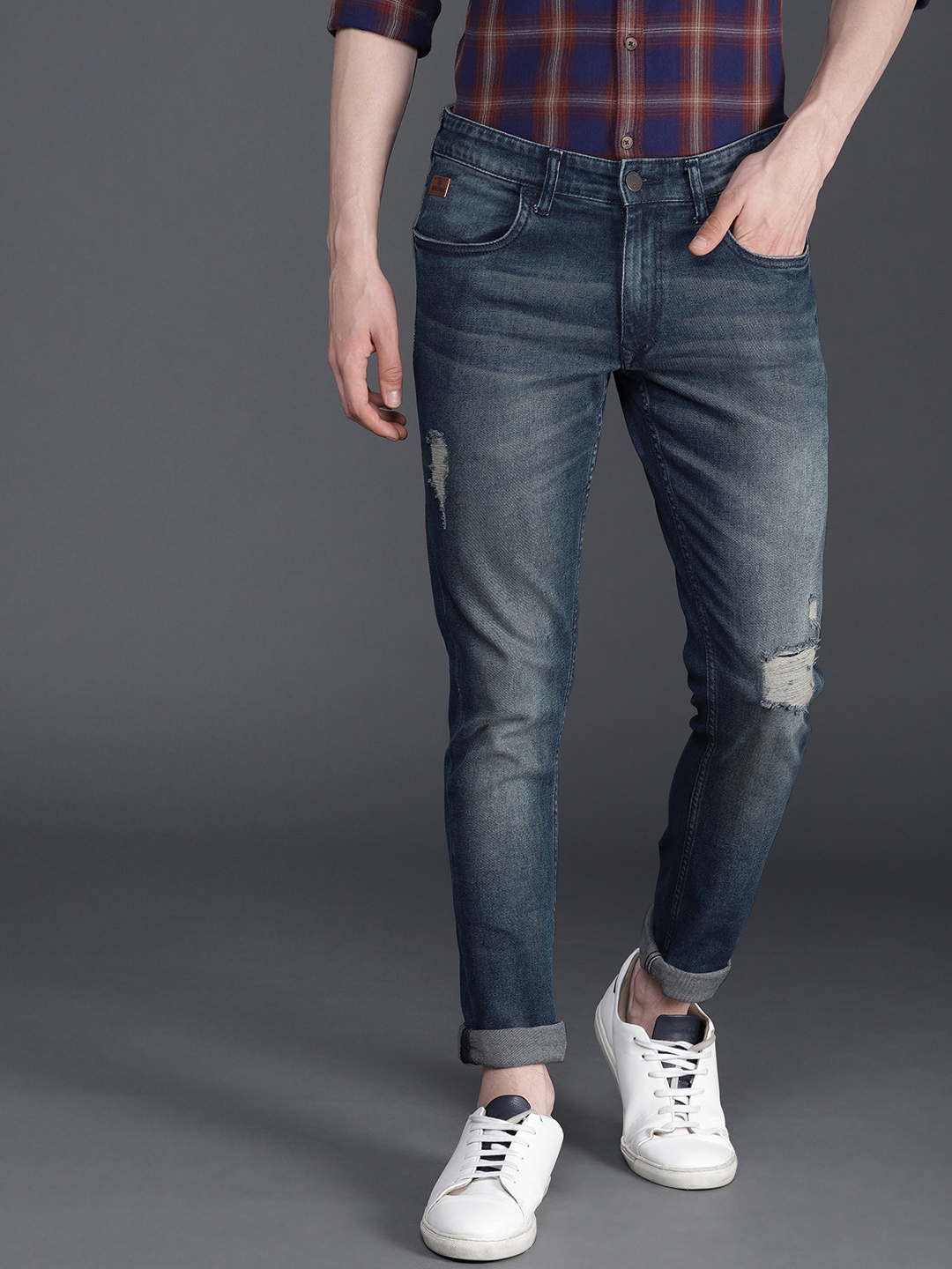 

WROGN Men Blue Slim Fit Mid-Rise Mildly Distressed Stretchable Jeans