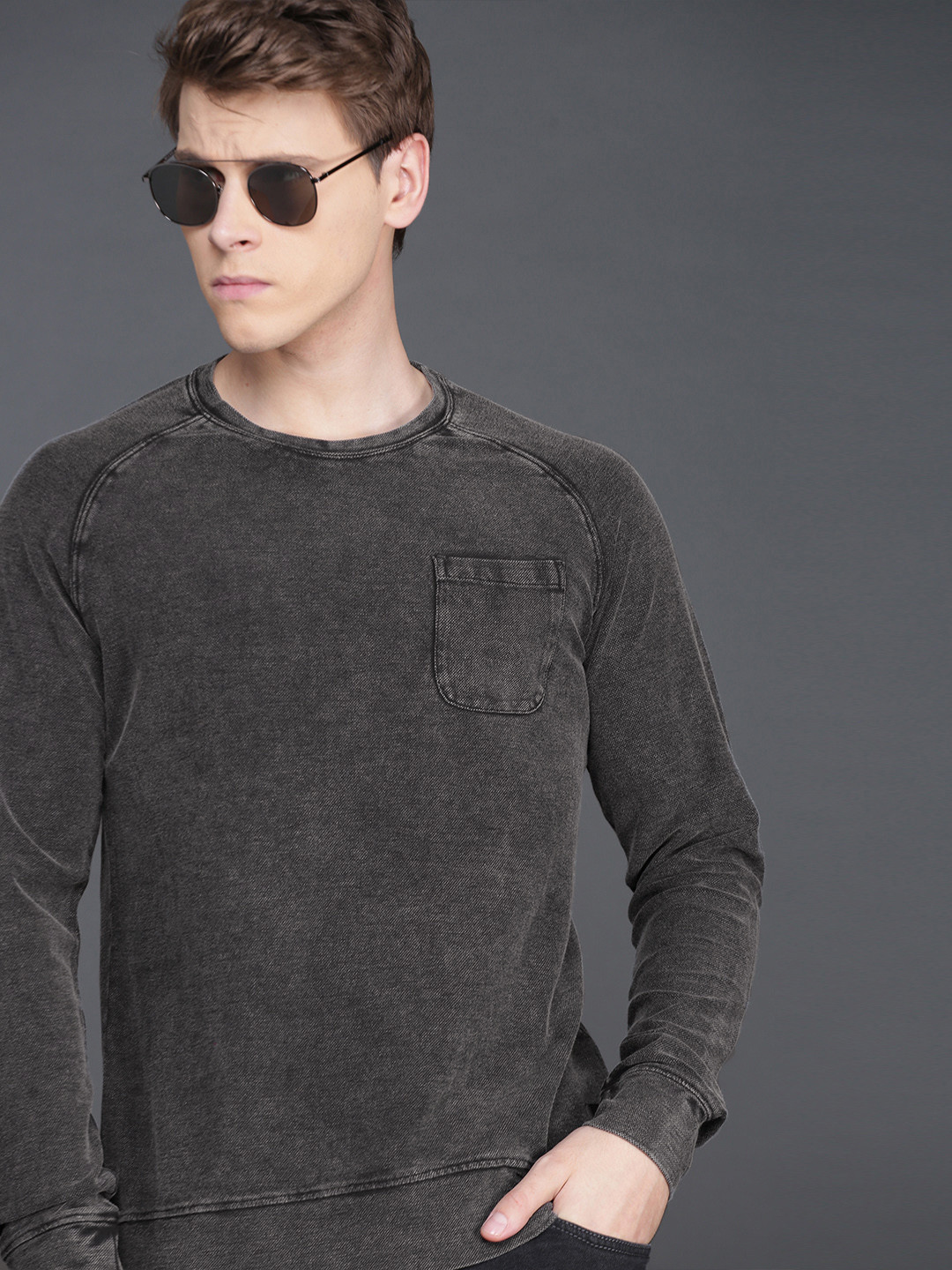 

WROGN Men Charcoal Grey Solid Round Neck Pure Cotton T-shirt