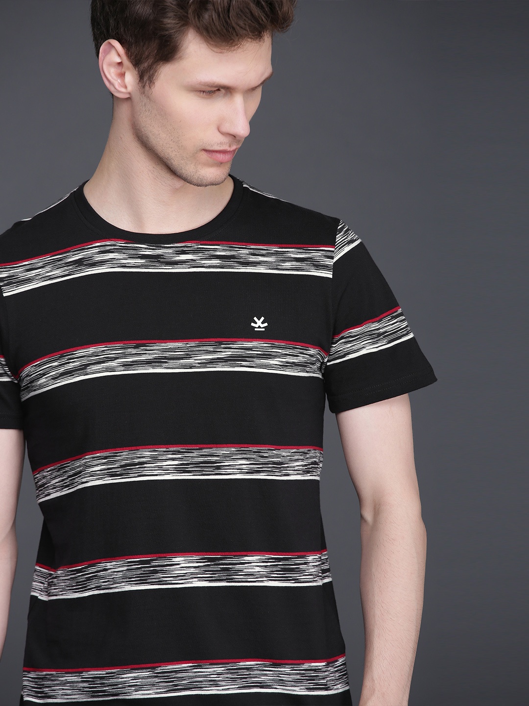 

WROGN Men Black Striped Round Neck Slim Fit Pure Cotton T-shirt