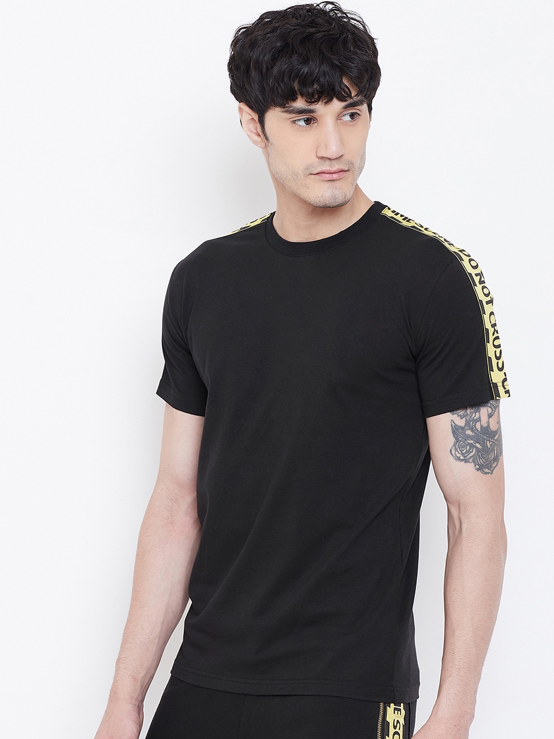 

FUGAZEE Men Black Solid Round Neck T-shirt