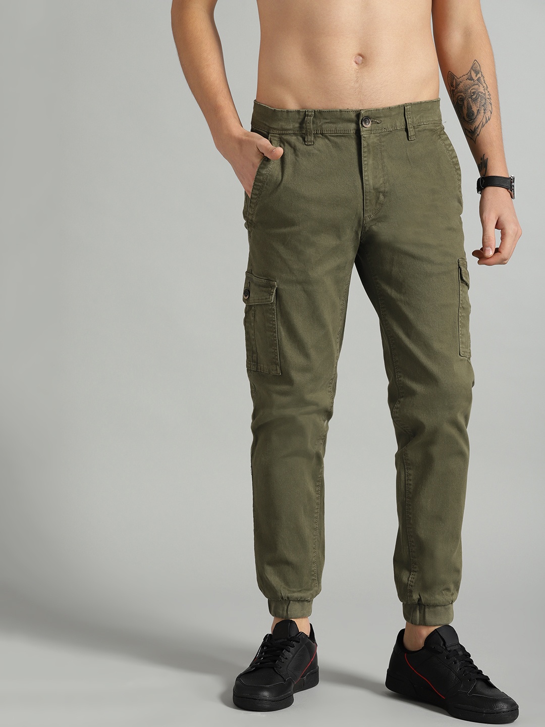 

The Roadster Lifestyle Co Men Olive Green Slim Fit Solid Cargo Joggers