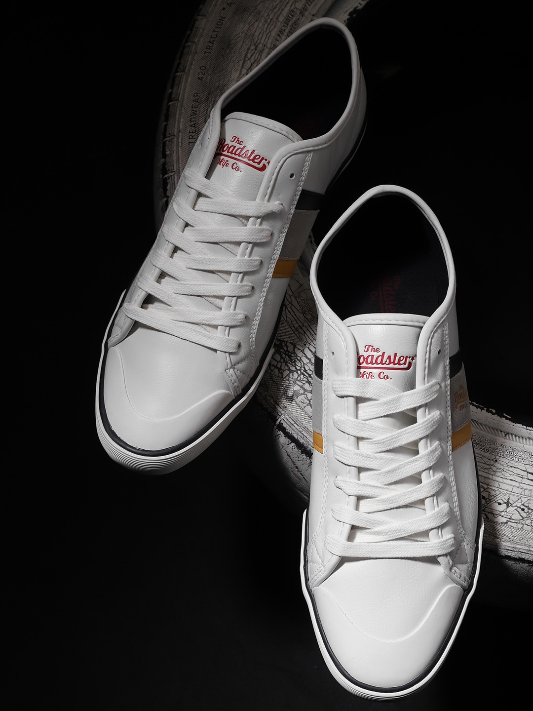 

The Roadster Lifestyle Co Men White Sneakers