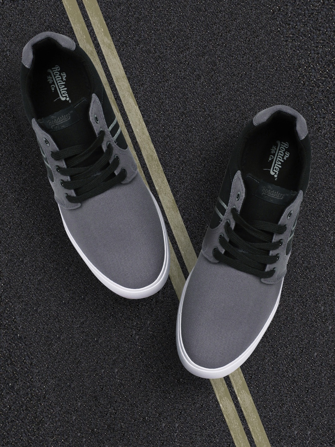 

The Roadster Lifestyle Co Men Grey Sneakers