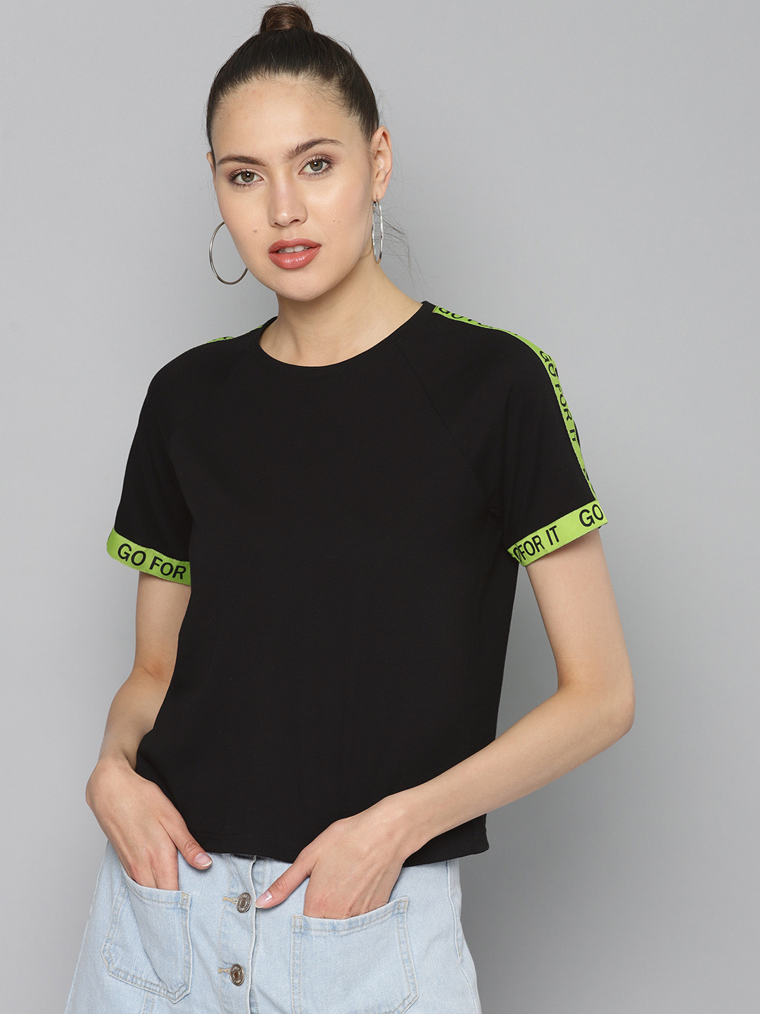 

Besiva Women Black Solid Round Neck T-shirt