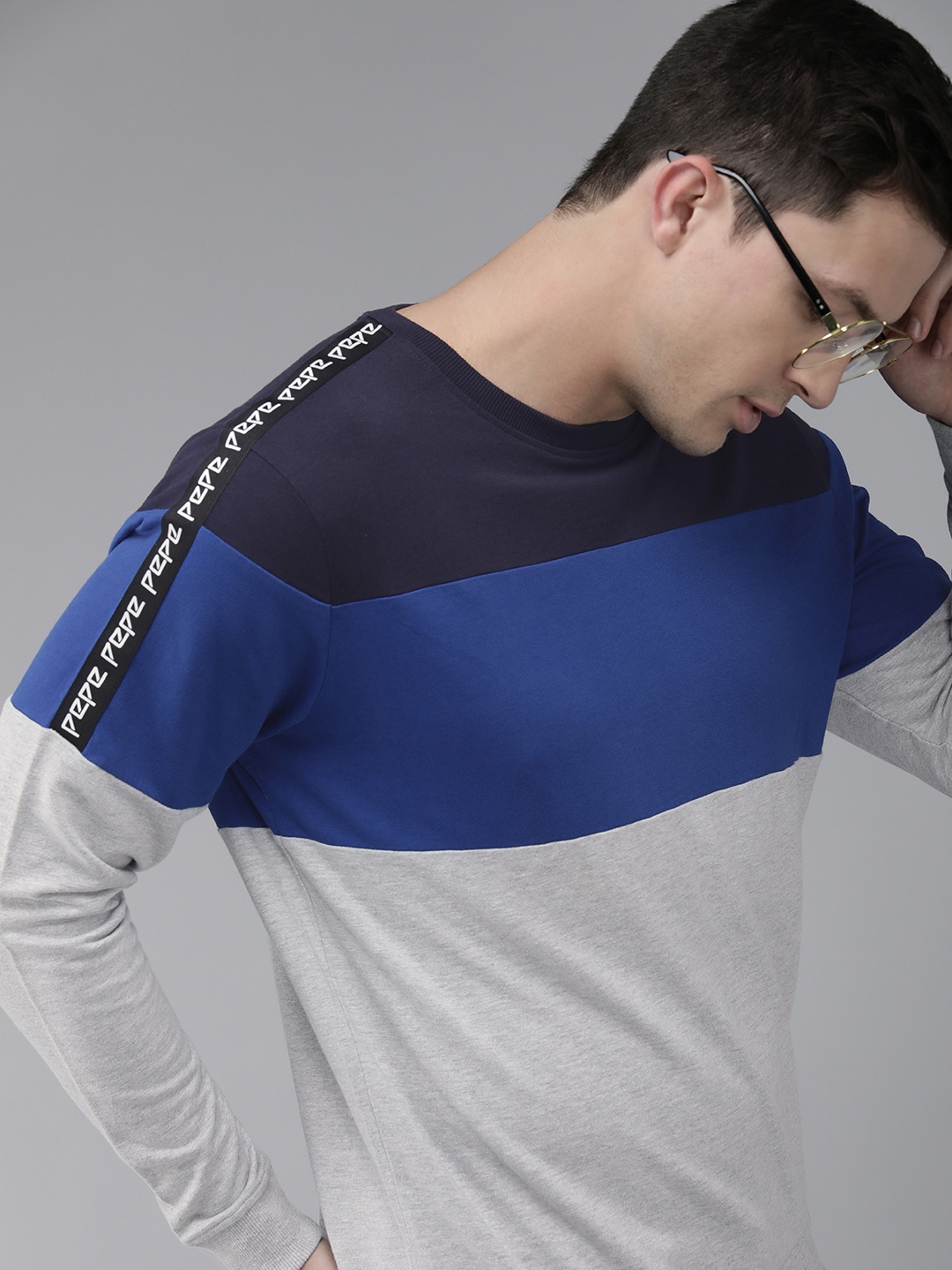 

Pepe Jeans Men Grey Melange Colourblocked Sweatshirt