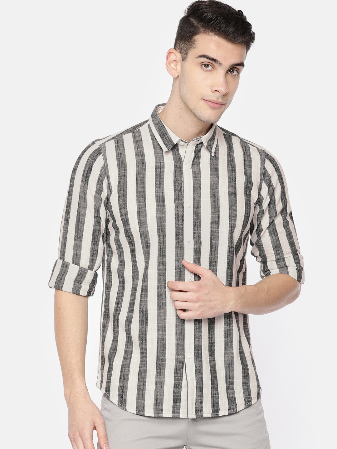 

Pepe Jeans Men White & Black Regular Fit Striped Casual Shirt