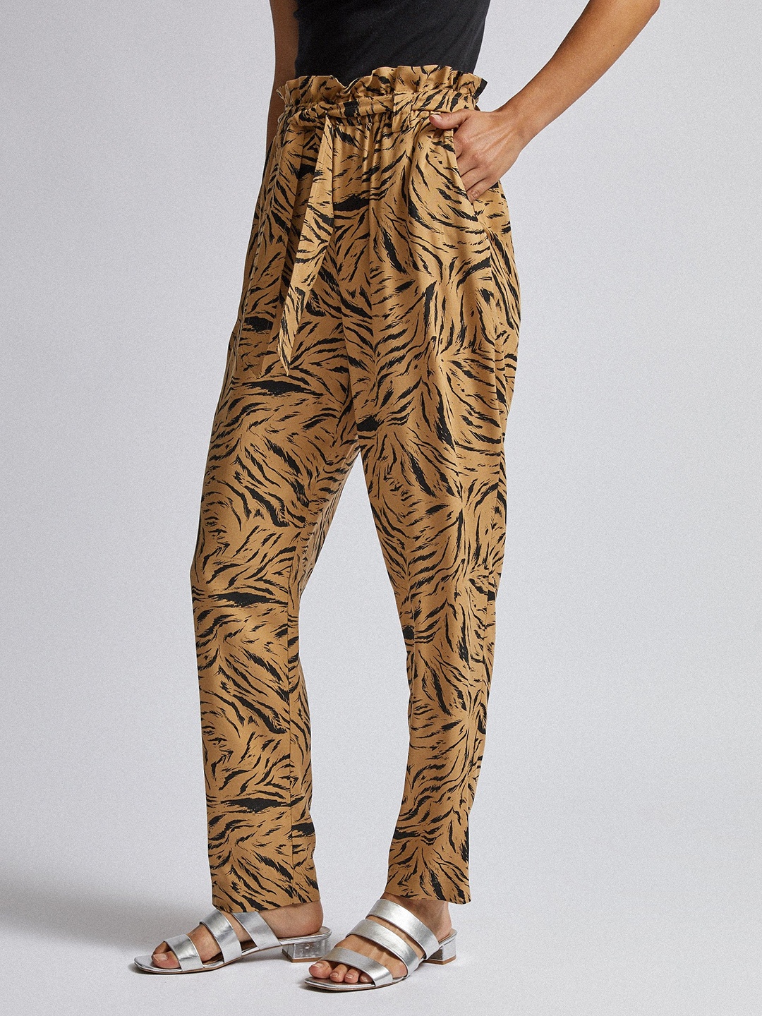 

DOROTHY PERKINS Women Beige & Black Regular Fit Printed Regular Trousers
