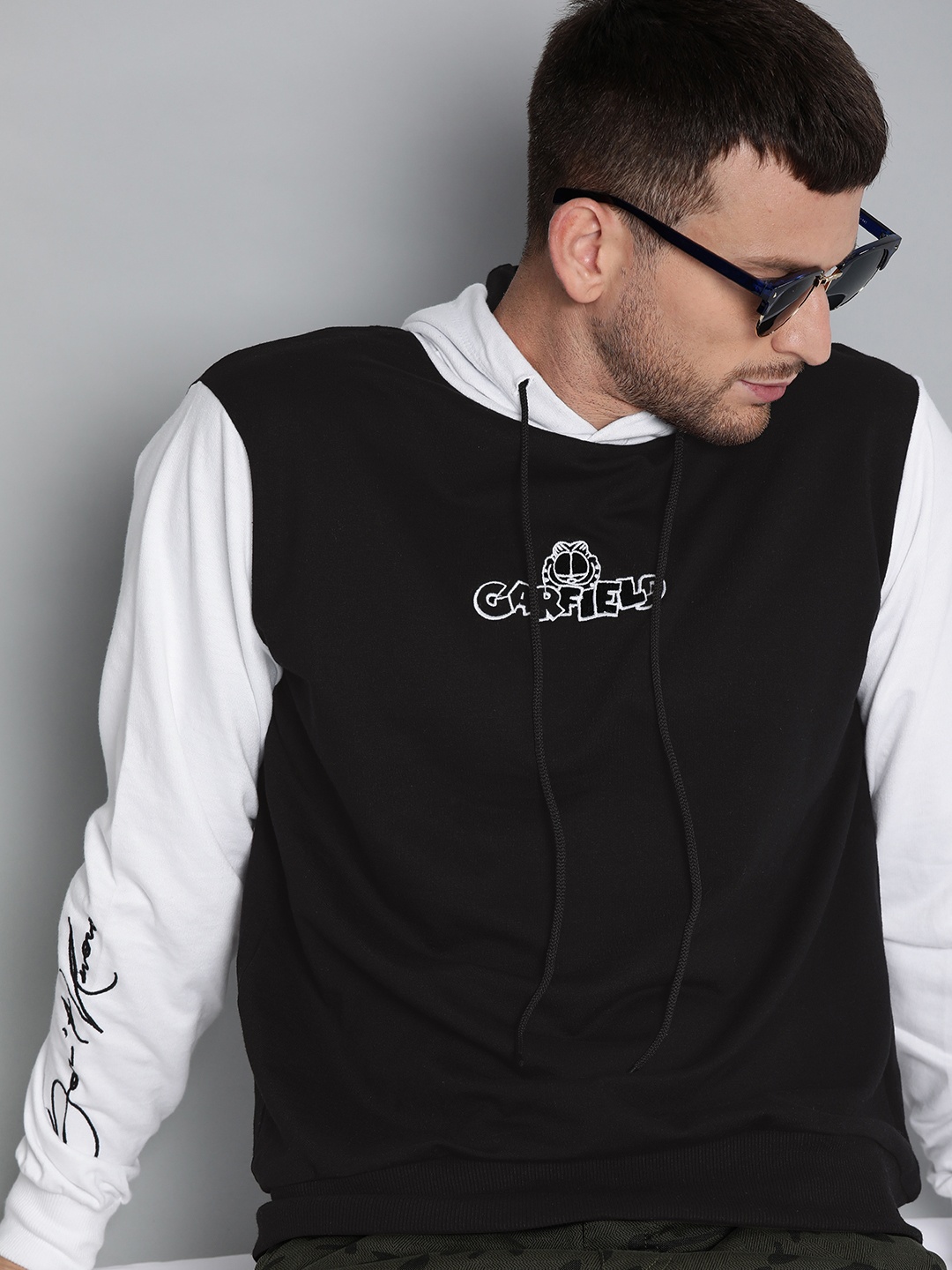 

Kook N Keech Garfield Men Black Solid Hooded Sweatshirt