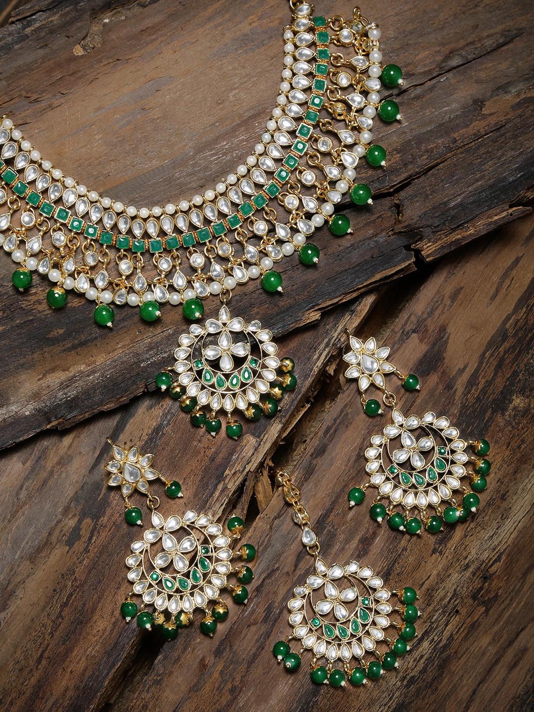 

Zaveri Pearls Green Gold-Plated Kundan & Pearls Studded Jewellery Set