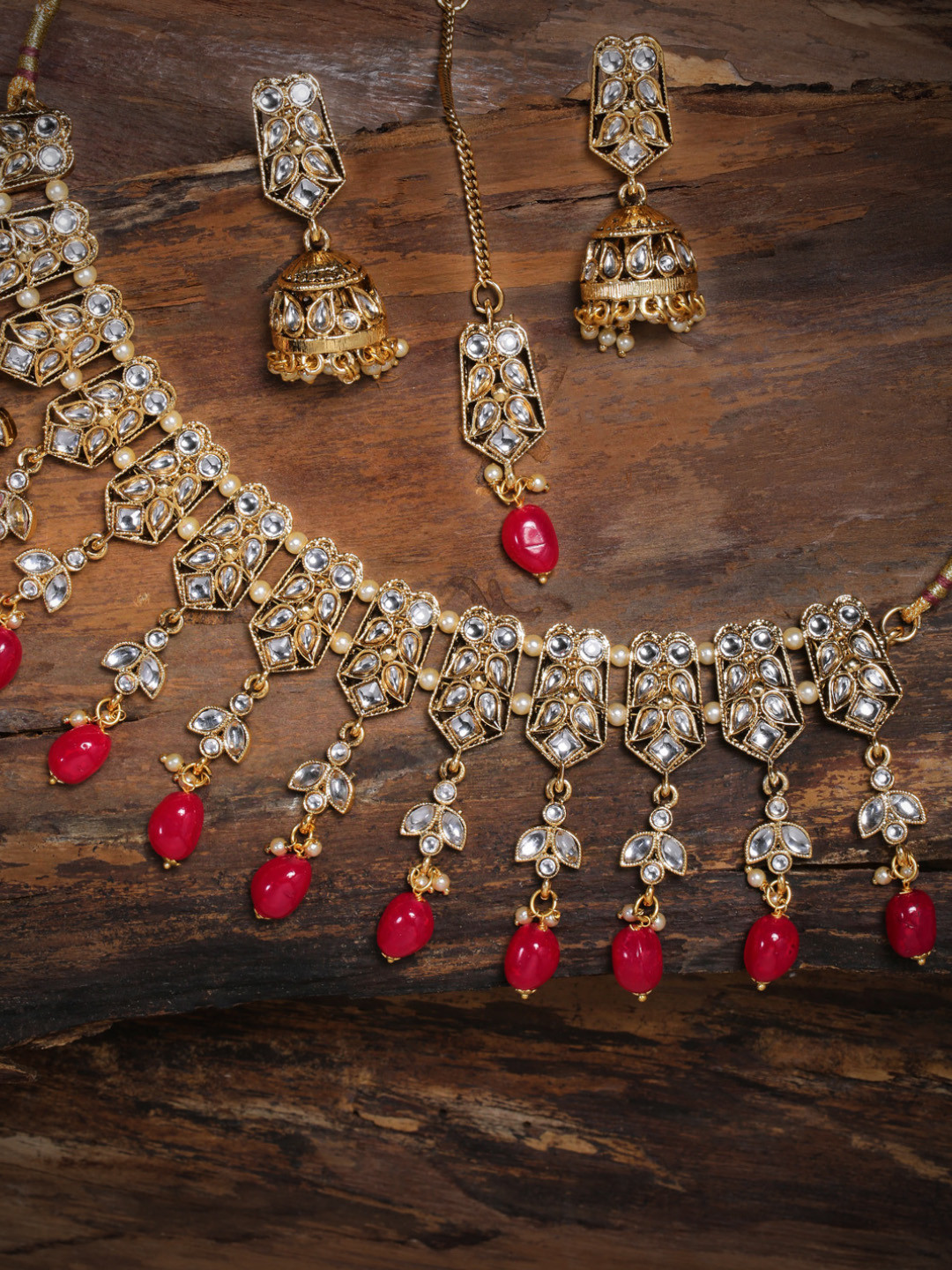 

Zaveri Pearls Red & White Antique Gold-Plated Kundan & Bead Studded Jewellery Set
