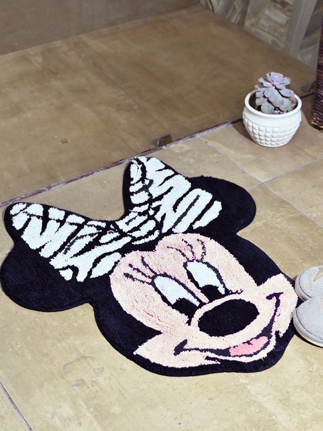 

Avira Home Black and Beige Mini Mouse Pattern Bath Mat