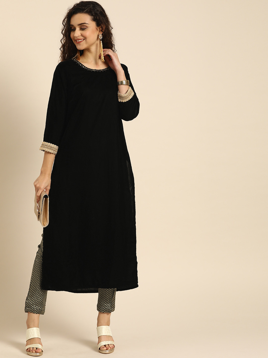 

IMARA Women Black & Gold-Toned Solid Velvet Kurta with Trousers