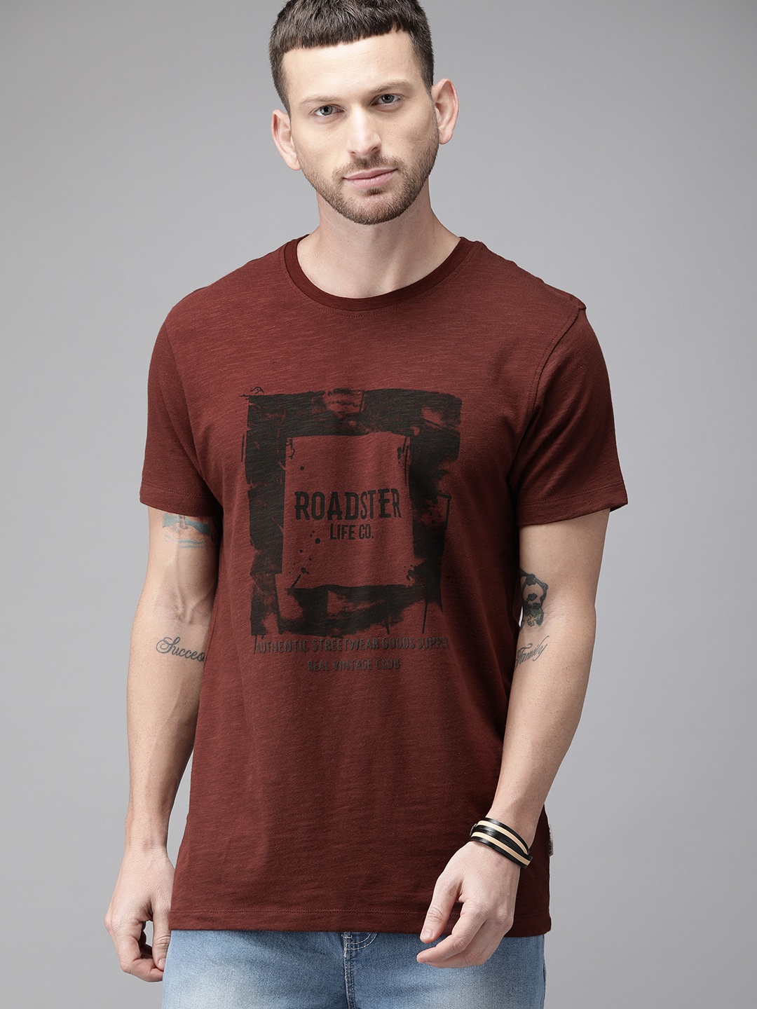 

The Roadster Lifestyle Co Men Maroon Printed Round Neck Pure Cotton T-shirt