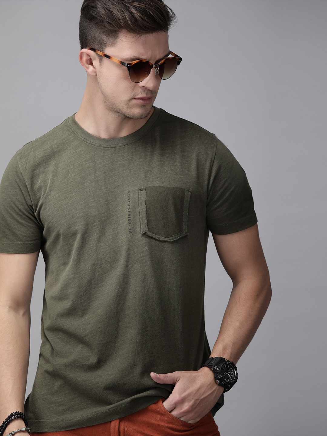 

The Roadster Lifestyle Co Men Olive Green Solid Round Neck Pure Cotton T-shirt