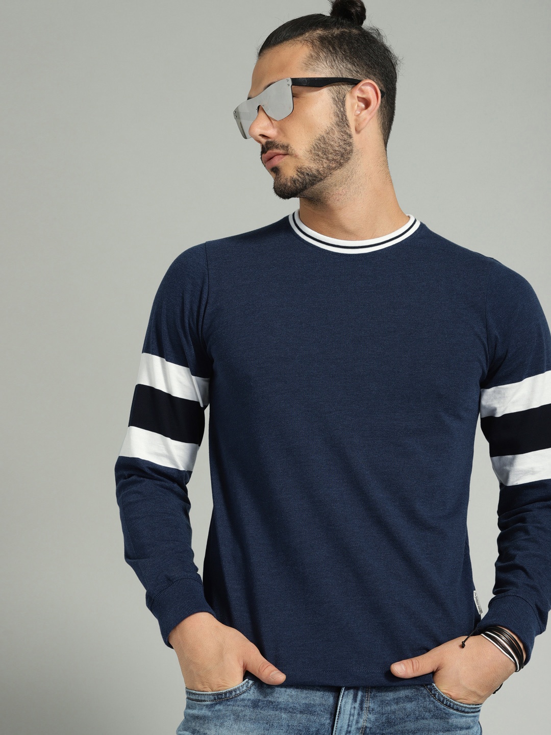 

The Roadster Lifestyle Co Men Navy Blue Solid Round Neck T-shirt