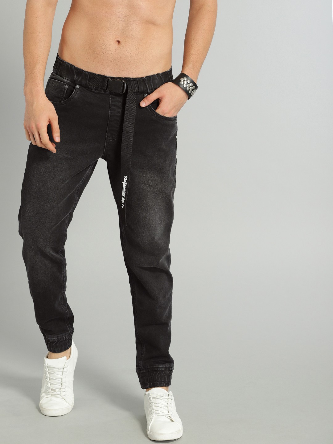 

The Roadster Lifestyle Co Men Black Slim Jogger Mid-Rise Clean Look Stretchable Jeans
