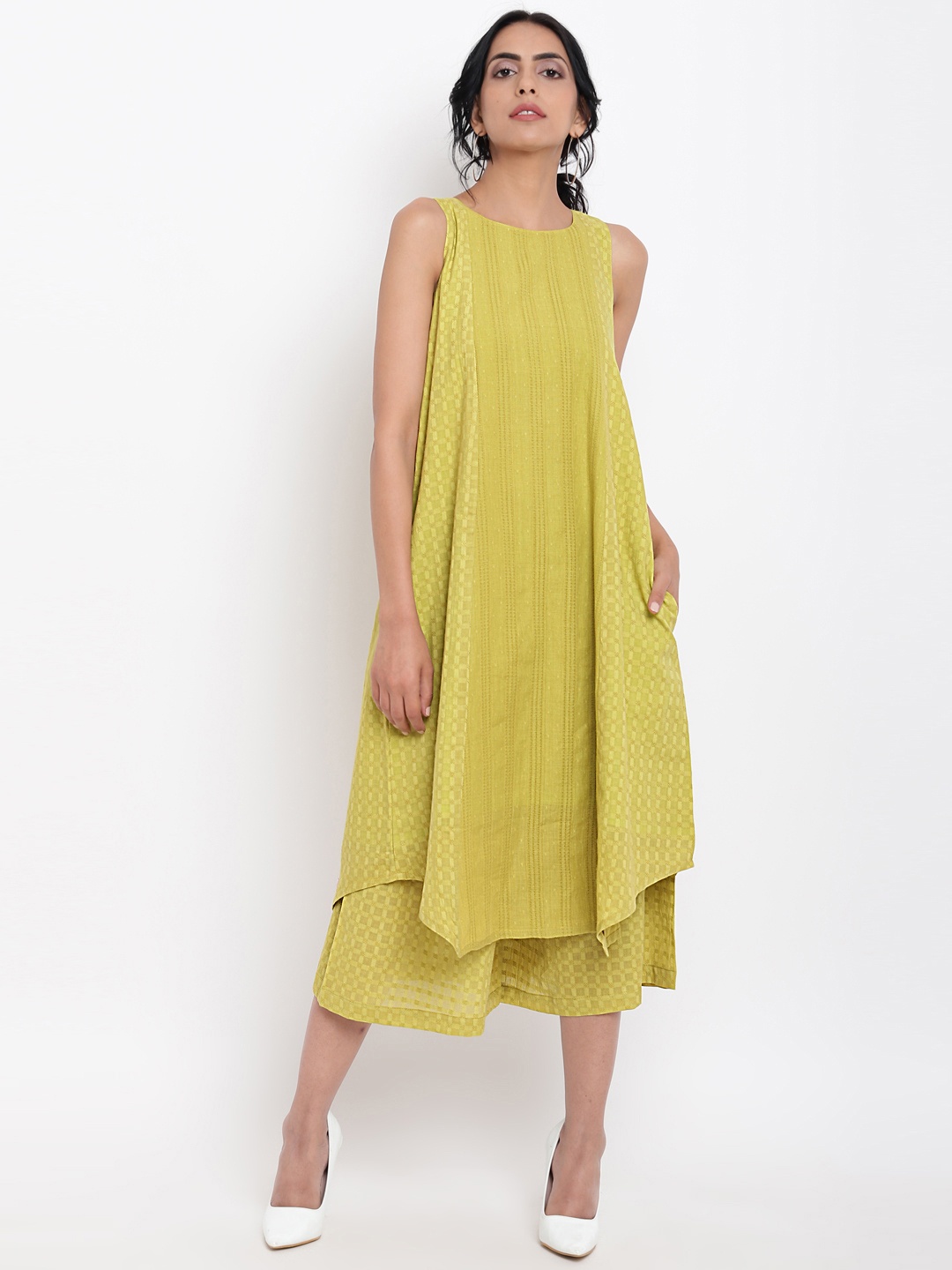 

trueBrowns Women Green Self Design Kurta with Palazzos
