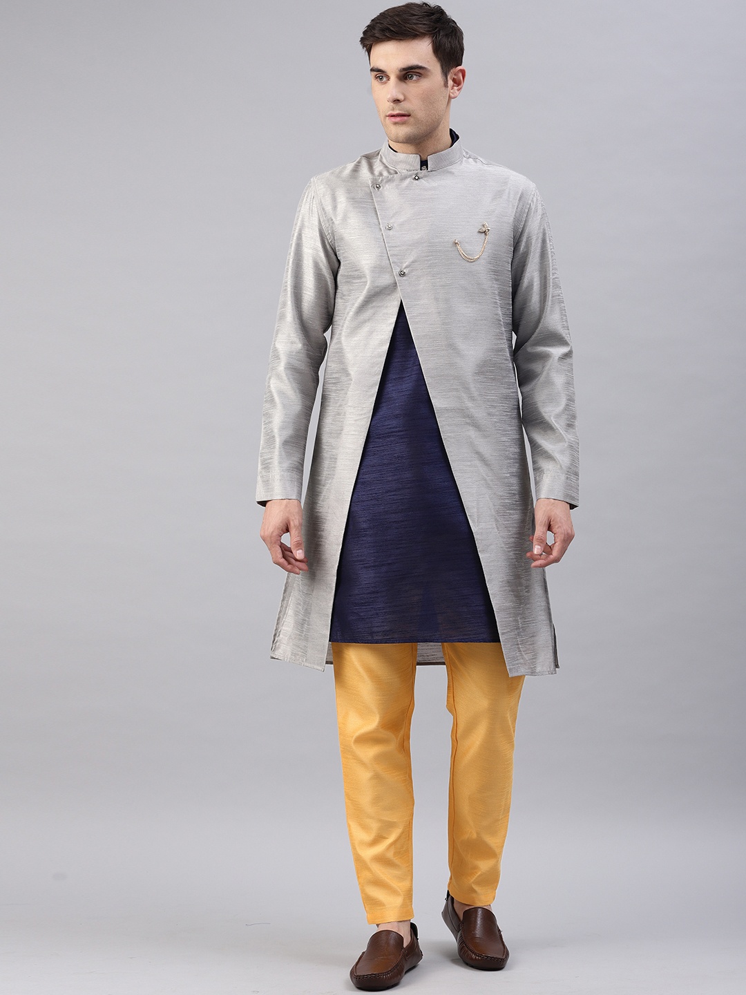 

Freehand Men Grey & Navy Blue Solid Sherwani Set with Jacket