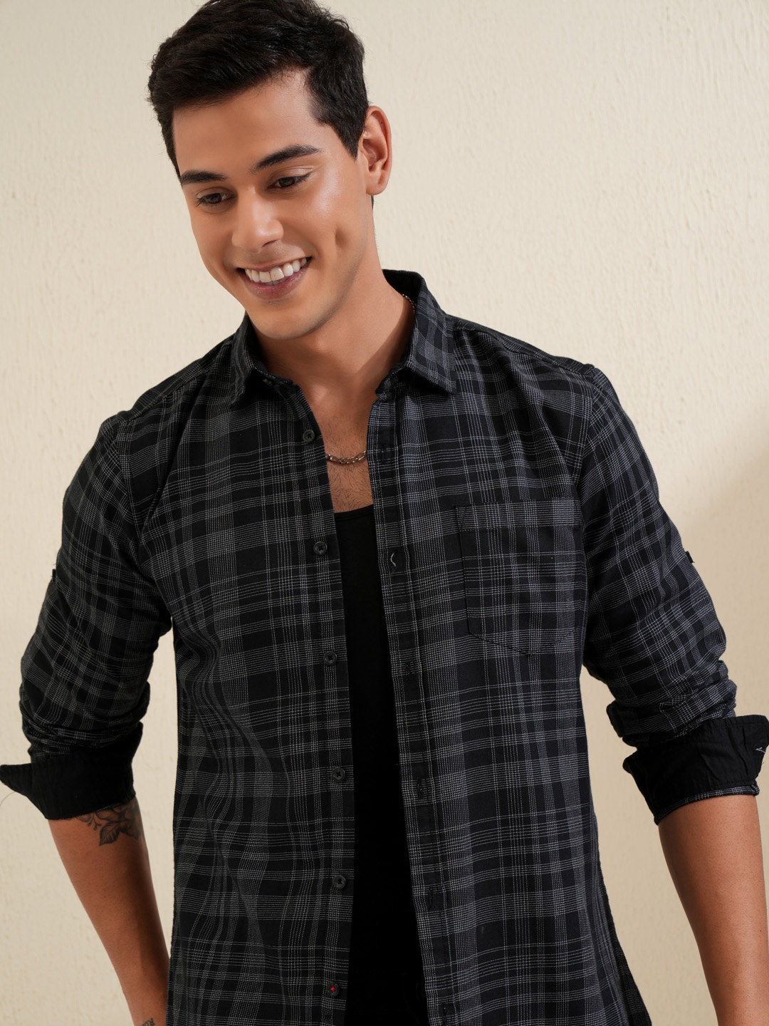 

LOCOMOTIVE Men Black & Grey Slim Fit Checked Casual Shirt