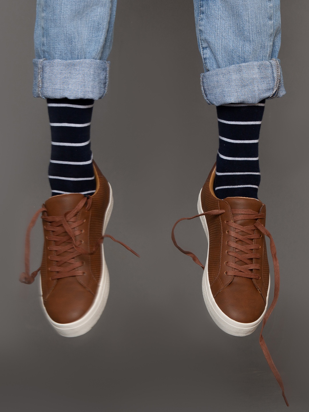 

Mint & Oak Men Navy Blue & White Striped Calf-Length Socks