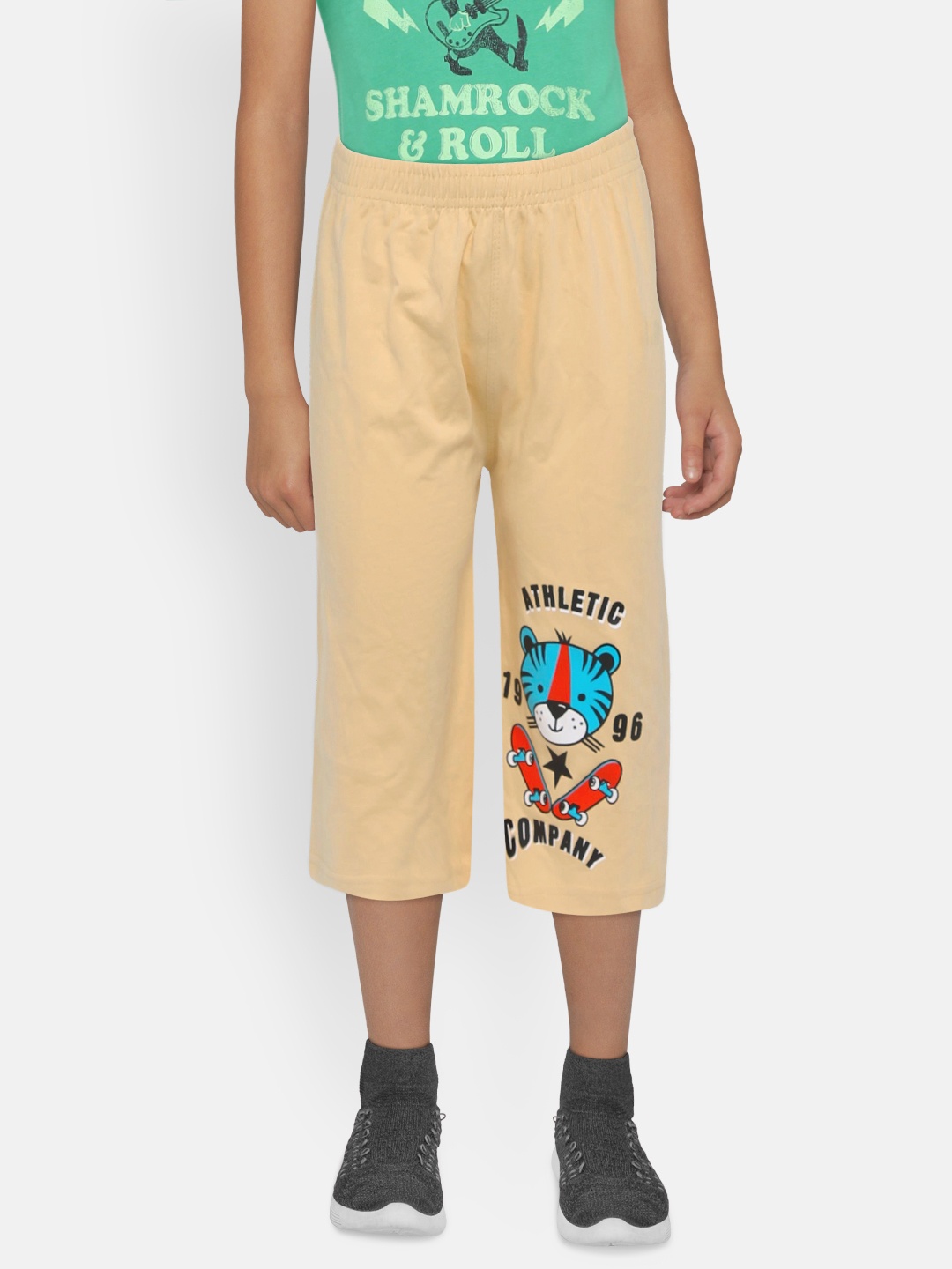 

dongli Boys Beige Printed Regular Fit Regular Three Fourth Shorts