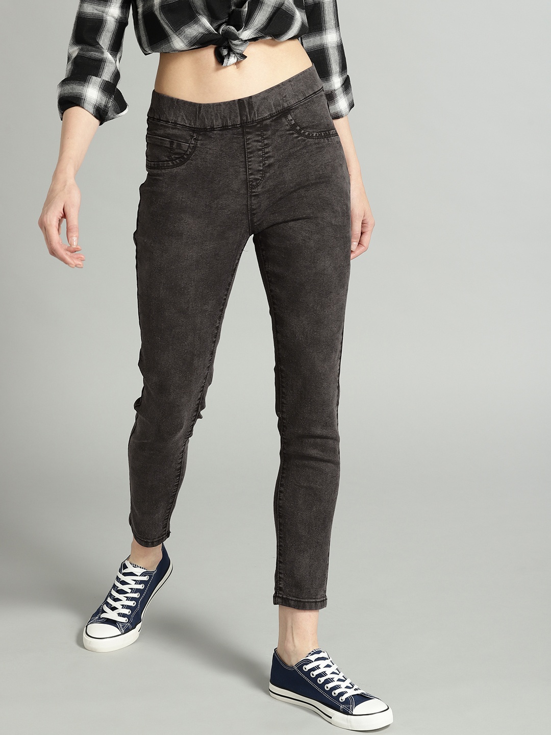 

The Roadster Lifestyle Co Women Charcoal Grey Solid Super Skinny Fit Cropped Jeggings