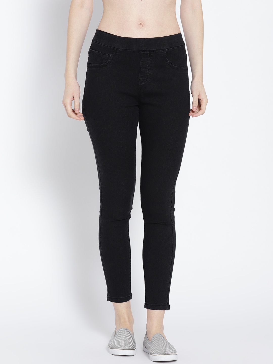 

Roadster Women Black Solid Super Skinny Fit Cropped Jeggings