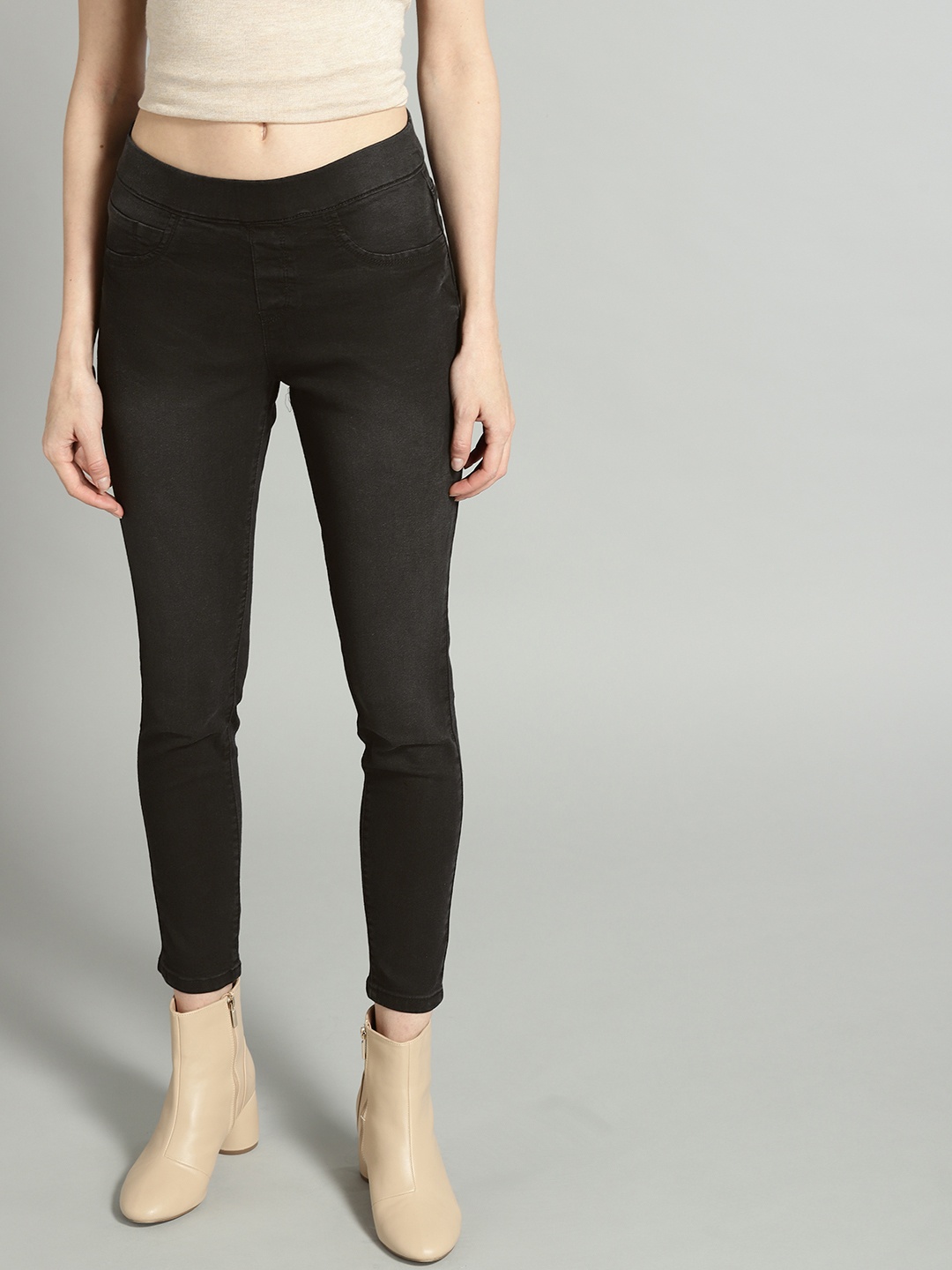 

The Roadster Lifestyle Co Women Black Solid Super Skinny Fit Cropped Jeggings