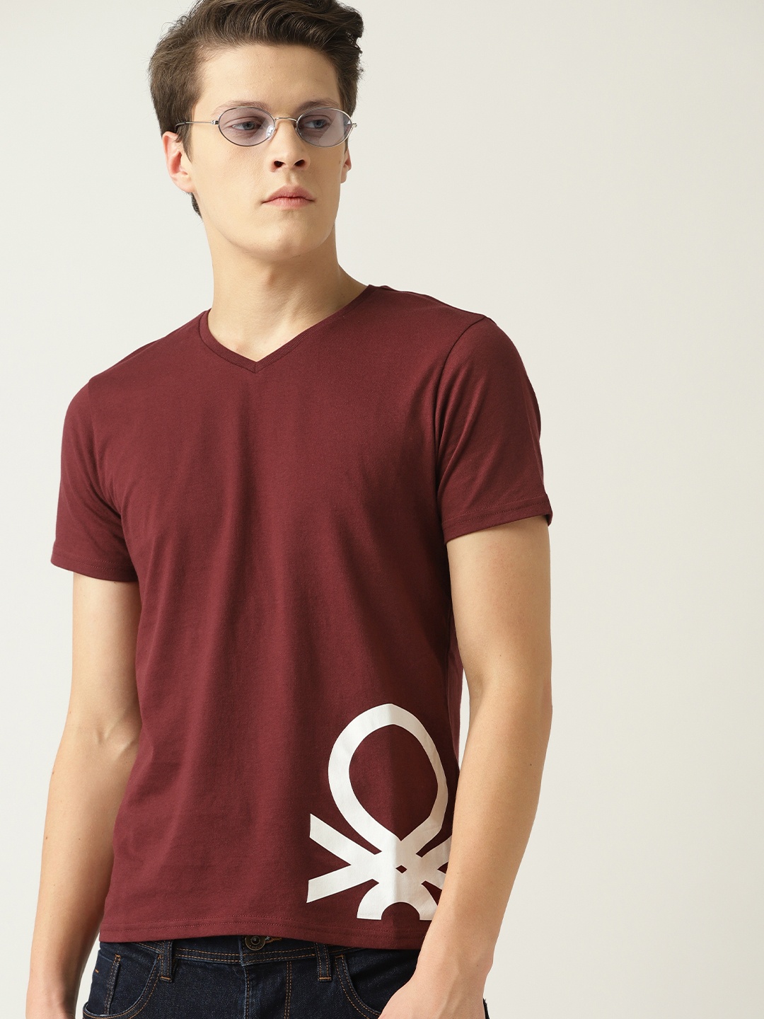 

United Colors of Benetton Men Burgundy Solid V-Neck T-shirt
