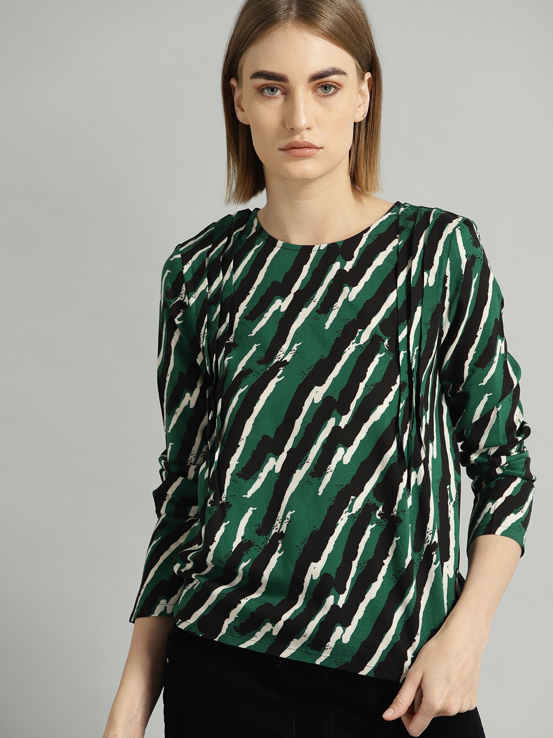 

The Roadster Lifestyle Co Women Green & Black Printed Regular Top